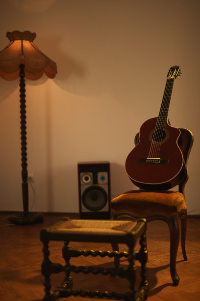 复古复古房间里的原声吉他。图片下载