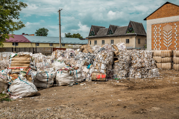 废纸回收利用。这个造纸厂是一个工厂致力于造纸和纸板从再生纸使用长网机。图片下载
