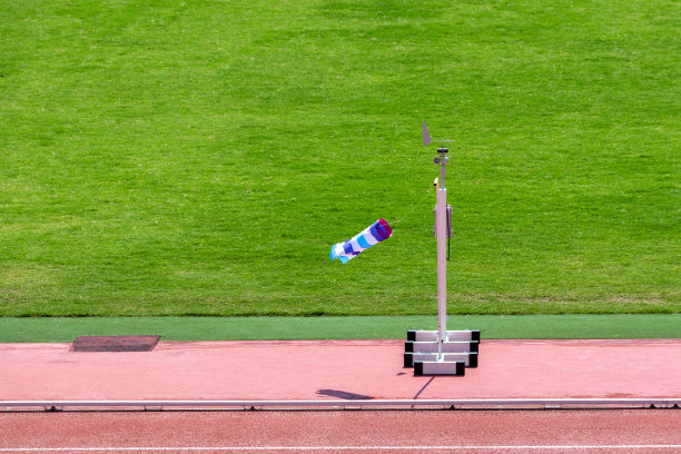田径比赛中测量风向的风向标志图片下载