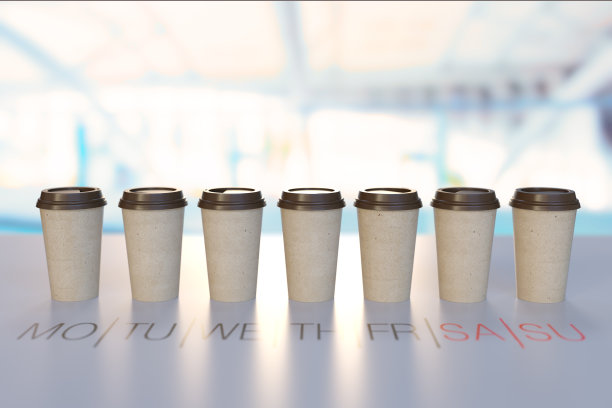 一排空边的纸杯。背景与铭文的日子的一周。图片下载