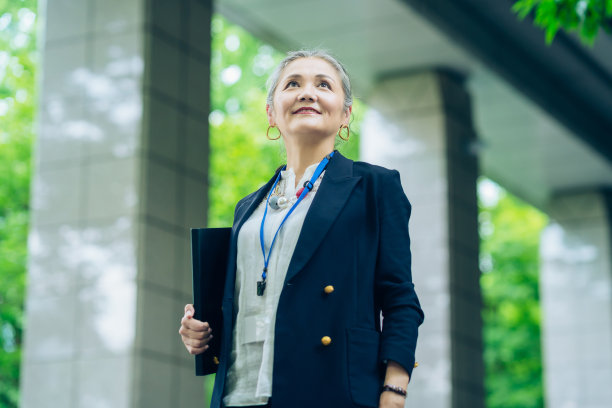 头发花白的女商人站在户外图片下载