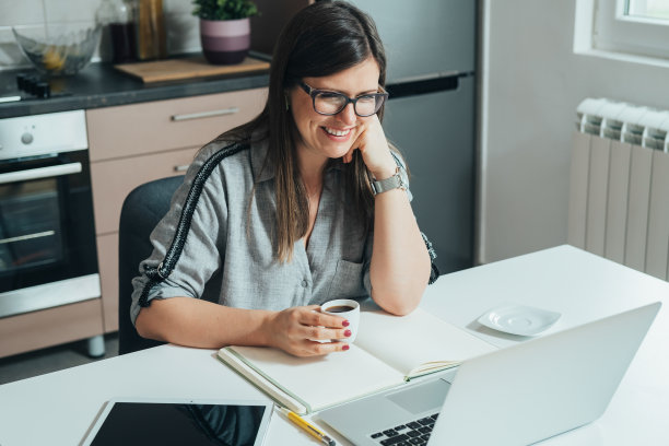 快乐的女商人从内政部电话会议图片下载