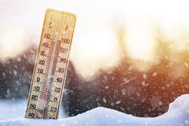 冬天的时间。雪上的温度计显示低温。图片下载