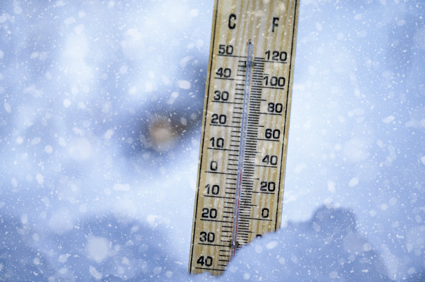 冬天的时间。雪上的温度计显示低温。图片下载