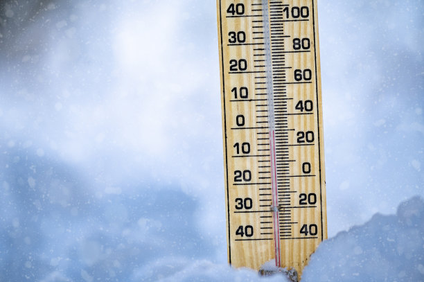 冬天的时间。雪上的温度计显示低温。图片下载