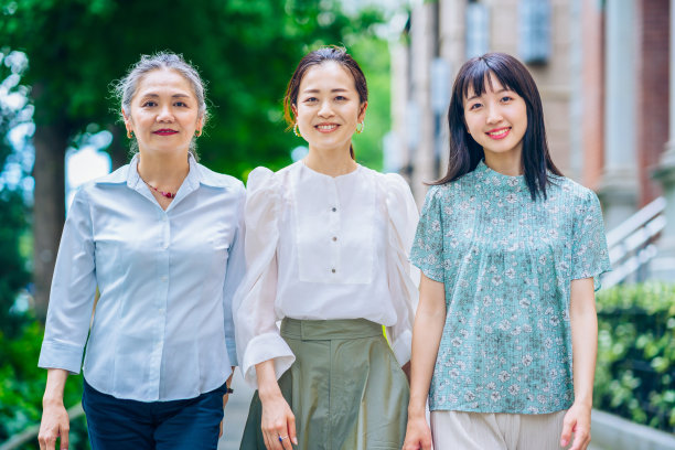 三个不同年代的女人图片下载