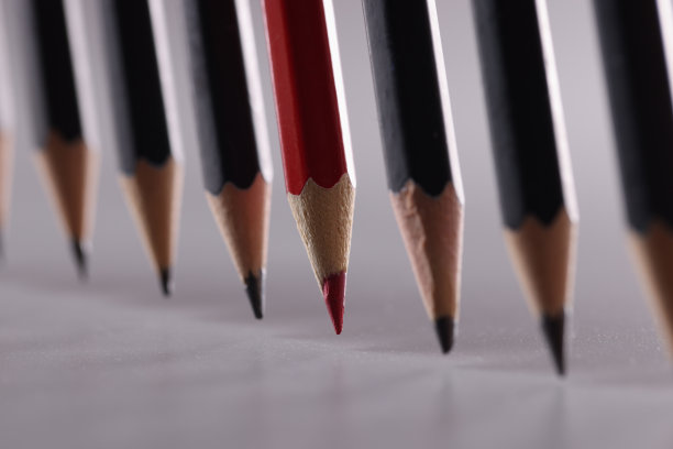 中间是黑色铅笔，中间是红色。图片下载