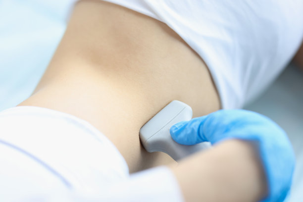 医生对肾脱垂患者进行超声诊断图片下载