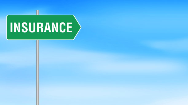 以天空为背景的交通路牌上写着保险。车险概念背景与拷贝空间图片下载