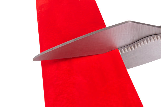 剪刀剪孤立在白底红丝带纸上图片下载