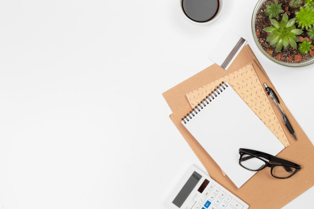 为文本提供复制空间的空白办公桌背景。前视图。图片下载