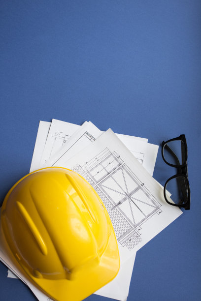 蓝色背景的蓝图和施工头盔，拷贝空间图片下载
