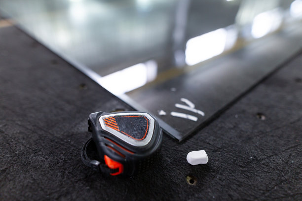 工厂为生产双层玻璃窗制成的平板玻璃。平板玻璃在平板玻璃切割线附近的托盘上。切割台上的轮盘赌。图片下载