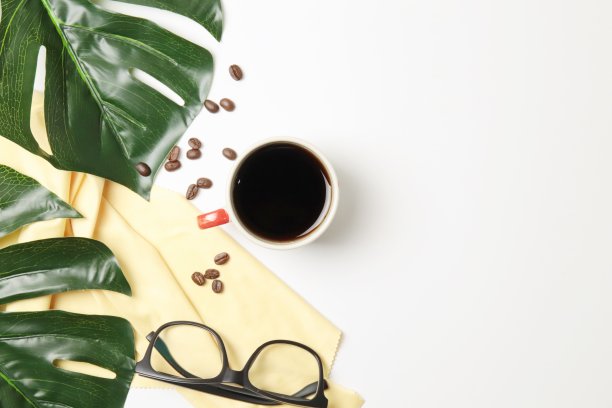 白色咖啡杯的俯视图。平铺背景，平铺构图与咖啡杯图片下载