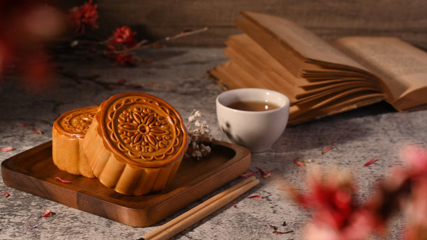 美味的自制月饼和热茶在灰色的背景。中秋节或中国传统节日。图片下载