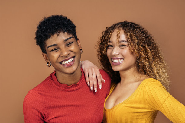 快乐的非洲朋友在摄影棚拍摄图片下载