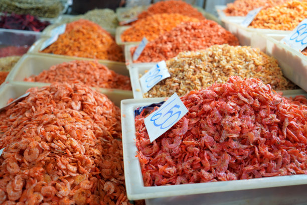 干虾、鲜色、干粮在泰国市场销售图片下载