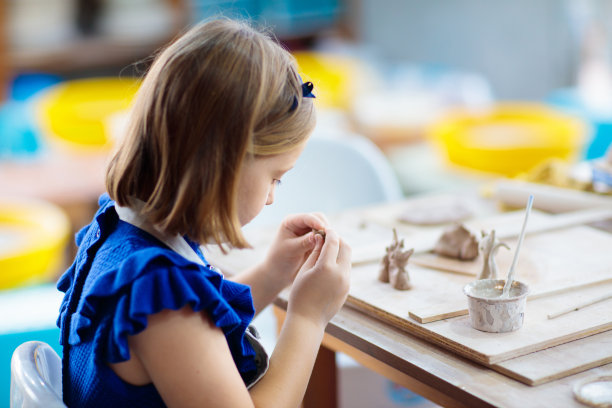 孩子在陶轮。儿童艺术和手工艺班图片下载