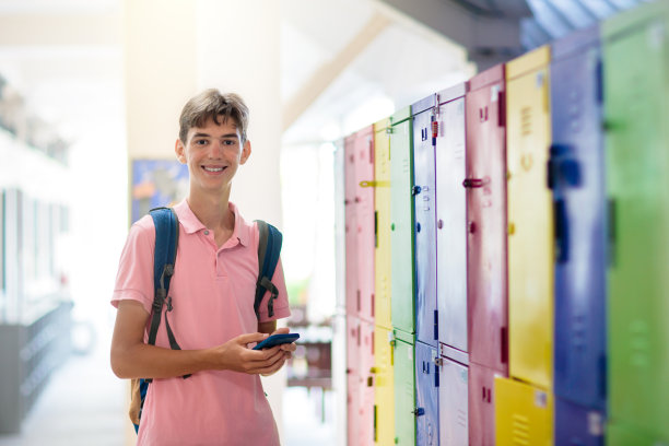 少年在大学。高中的少年。图片下载