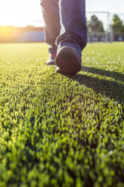 青春的脚步，一步一步走向世界图片下载