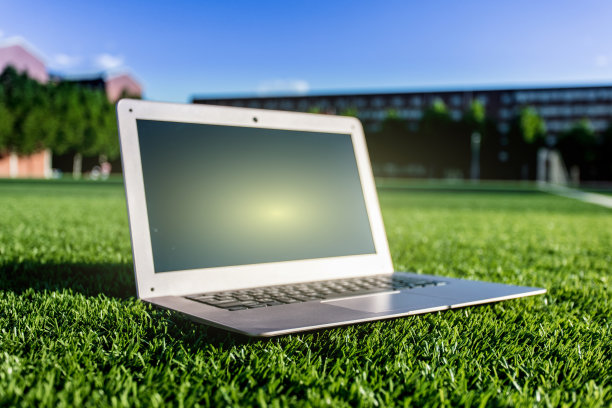 网上学习，网上学习暑期概念，笔记本电脑放在草坪上图片下载