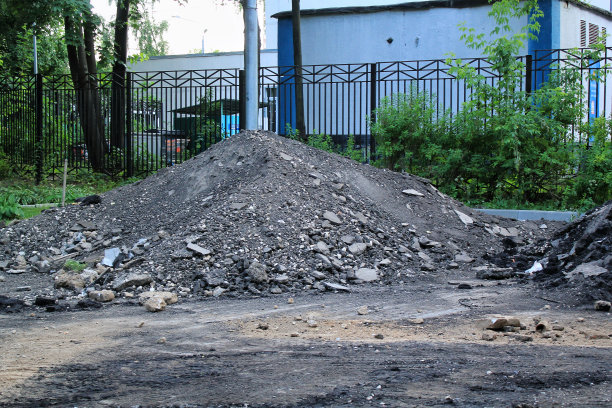 人行道上被毁坏的沥青。路面和碎片图片下载