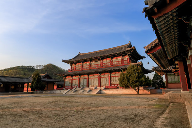 日落时分，韩国古老的佛寺建筑群图片下载