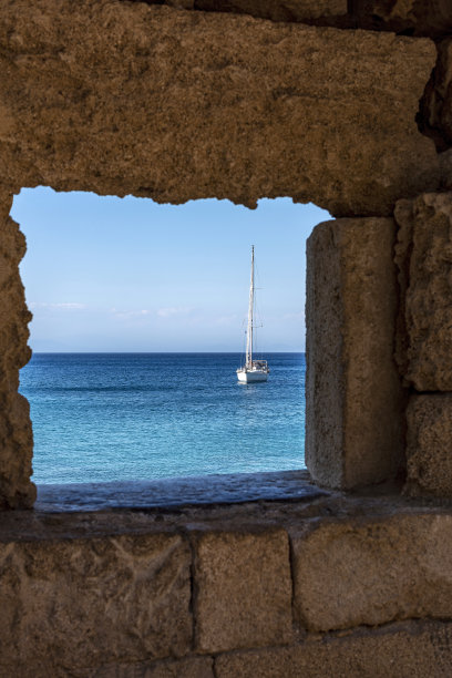 蓝色的大海和从石窗远眺的帆船图片下载