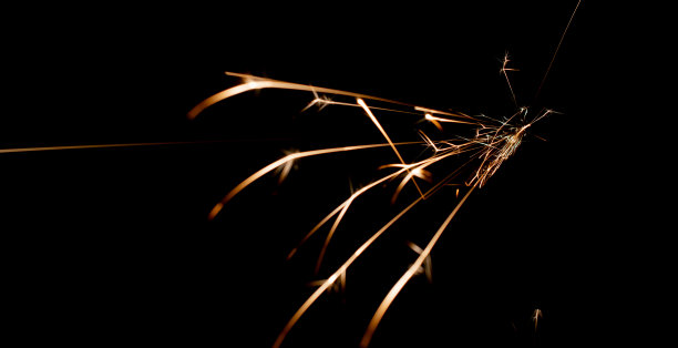 黑暗中的火花。线的光。图片下载
