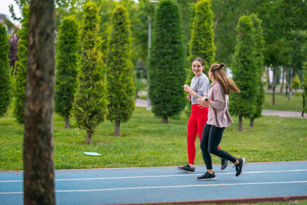 女孩们一起在公园里跑步图片下载