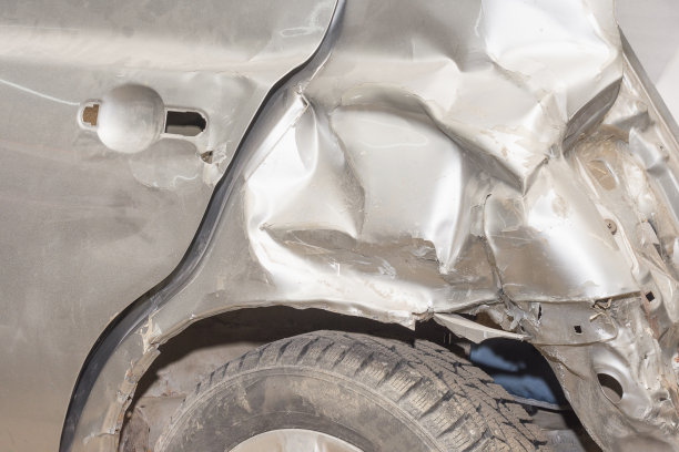 车祸后损坏的汽车细节特写。图片下载