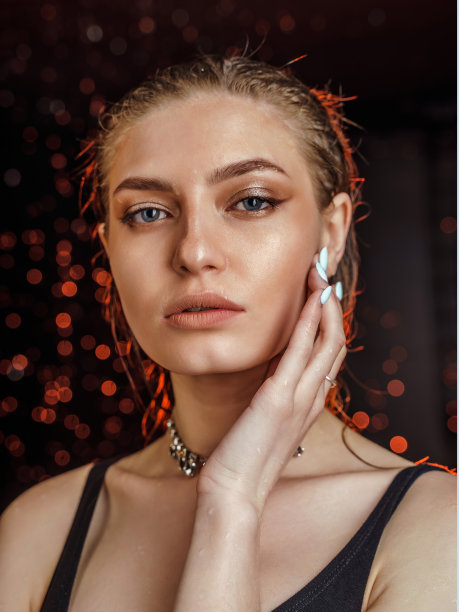 完美的肌肤,护肤。美丽的年轻女人与清洁新鲜的皮肤近距离。图片下载