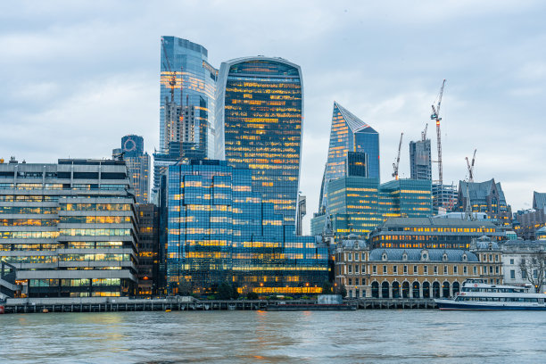 伦敦泰晤士河的夜景图片下载