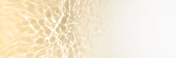 表面色调在淡黄色的游泳池水与光反射和波浪。透明水的纹理与游泳池的波浪。长时髦抽象横幅与白色复制空间图片下载