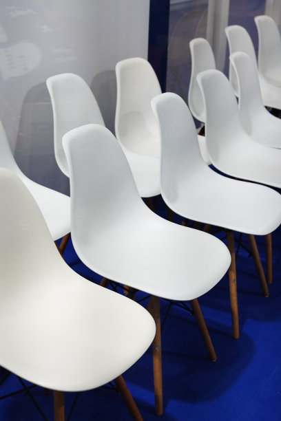 一排排空塑料椅子图片下载