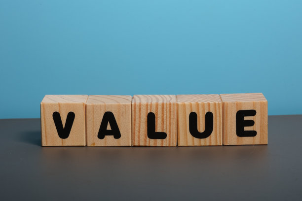 木制立方体上的价值字图片下载