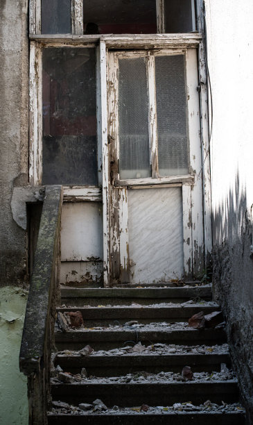 一个破旧建筑的入口图片下载