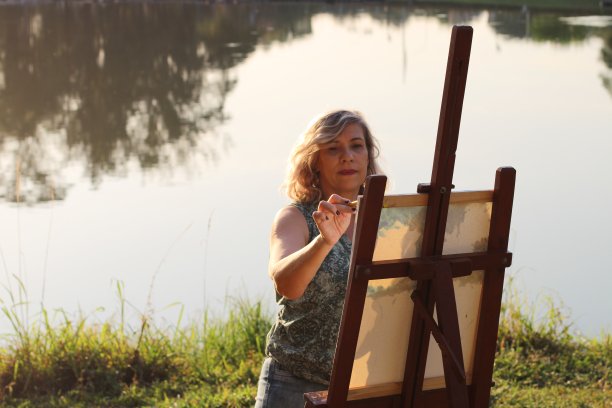 用油画颜料画画布的女人图片下载