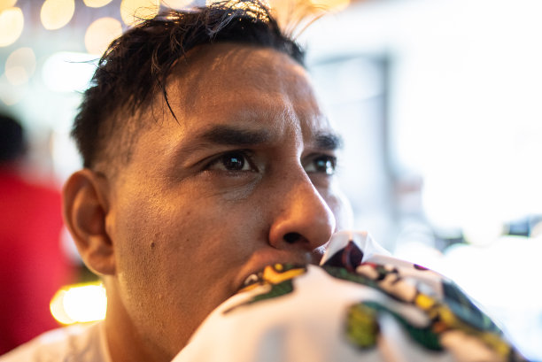 墨西哥中年男子在酒吧看足球比赛图片下载