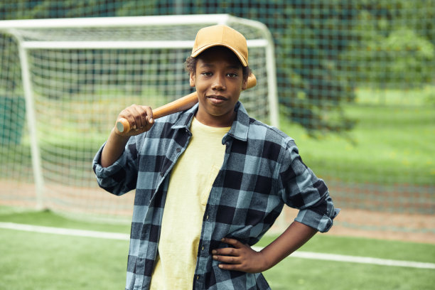 非洲男孩在户外打棒球图片下载