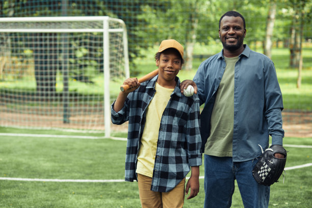 父亲和儿子打棒球图片下载