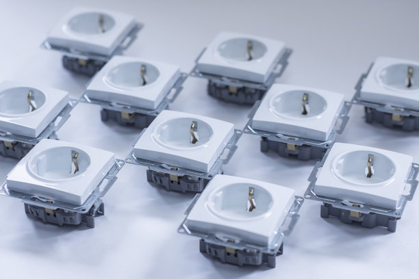 白色背景的家用塑料插座。图片下载