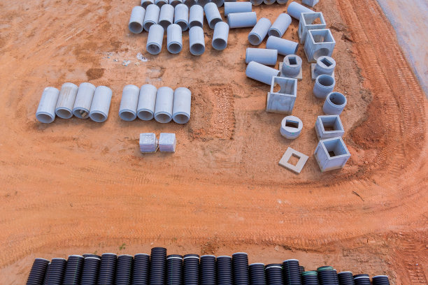 在工业建筑中使用混凝土管建造排水系统和大型水泥下水管图片下载