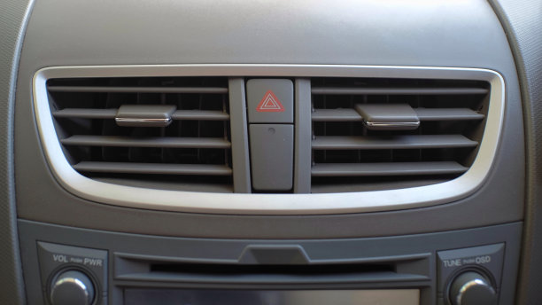 汽车仪表盘上的空调侧面是红色的三角形标志图片下载