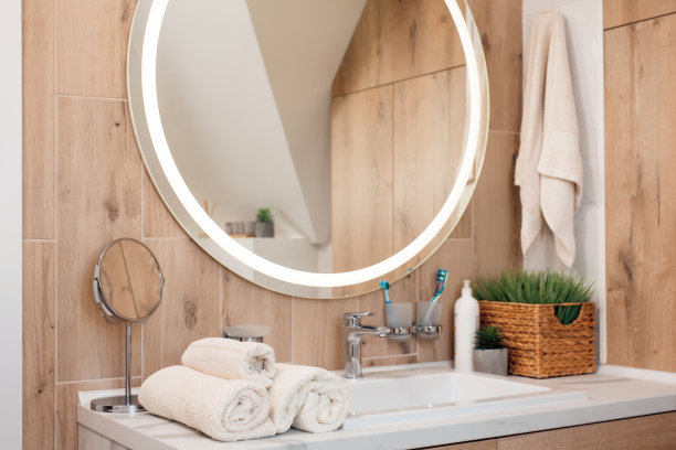 现代浴室内部有时尚的镜子和容器水槽图片下载