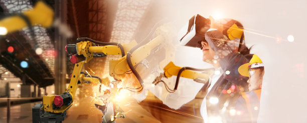 工程师经理戴着虚拟现实头盔，在智能工厂工业、焊接机器人和数字化制造中使用VR技术检测和控制自动化机器人手臂机器。图片下载