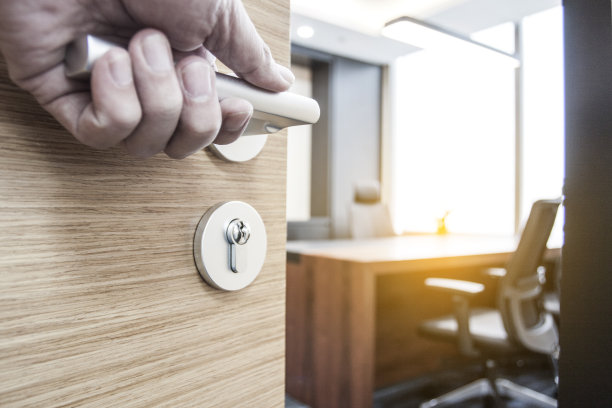 用手推开半开的办公室门图片下载