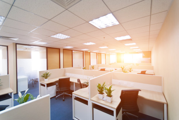 现代办公室的工作区，配有地毯地板和会议室图片下载