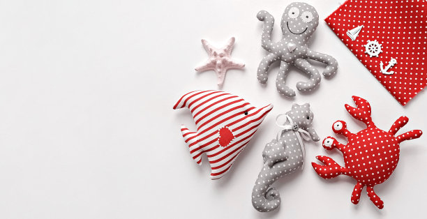 手工制作的卡通填充玩具手，海洋生物章鱼，螃蟹，鱼和海马。玩具蟹，章鱼，海星，海马和鱼。DIY图片下载