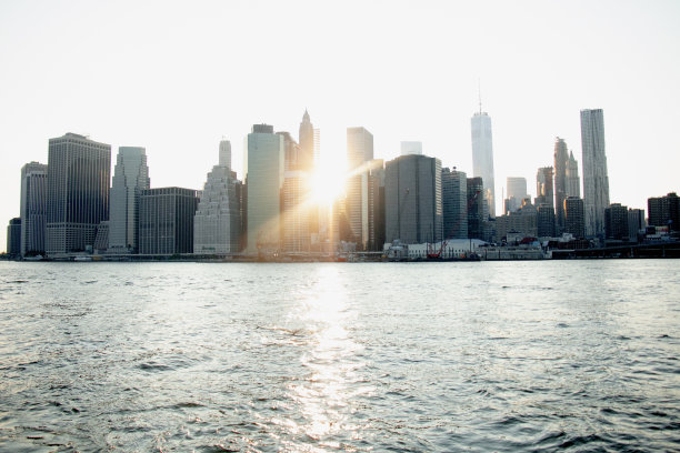 纽约的天际线，阳光，闪闪发光的水图片下载